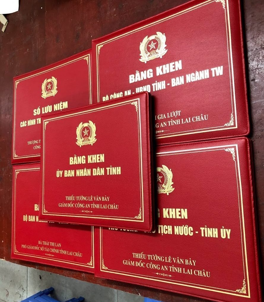 Đặc Điểm Bìa Kẹp Giấy Khen Chuẩn Đẹp, Bền Sang