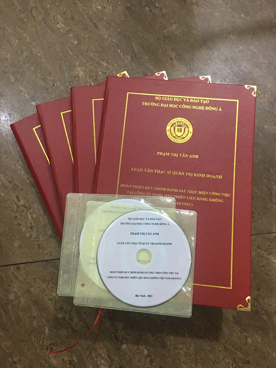 Quy Trình Đóng Bìa Cứng Mạ Chữ Vàng Lấy Ngay