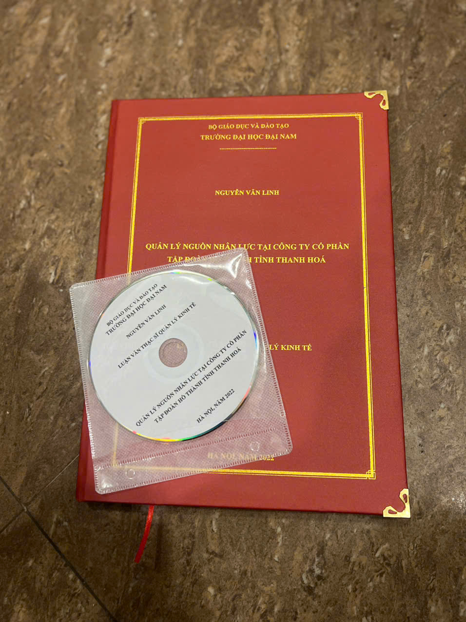 Những Câu Hỏi Thường Gặp Khi Đóng Bìa Cứng Mạ Chữ Vàng